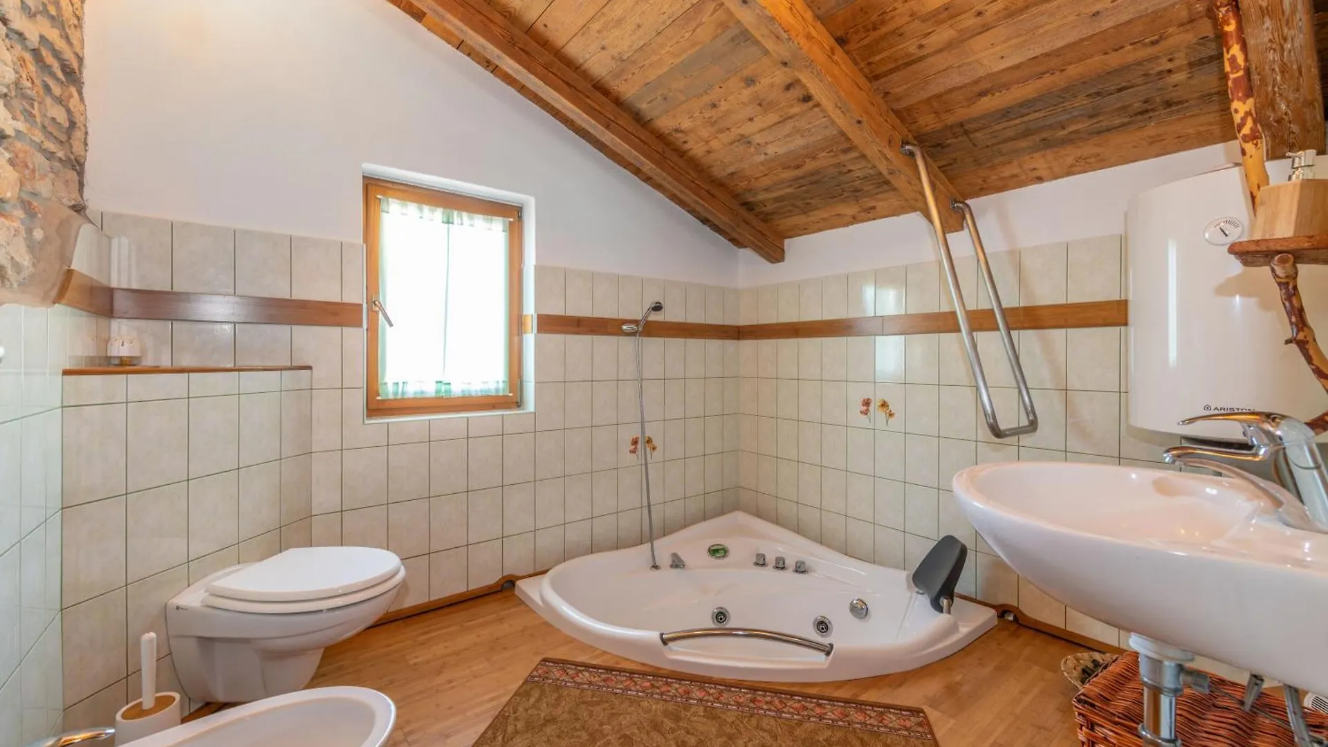 Villa Valverana, With A Bike To The Beach. Bikes Provided! Sisan