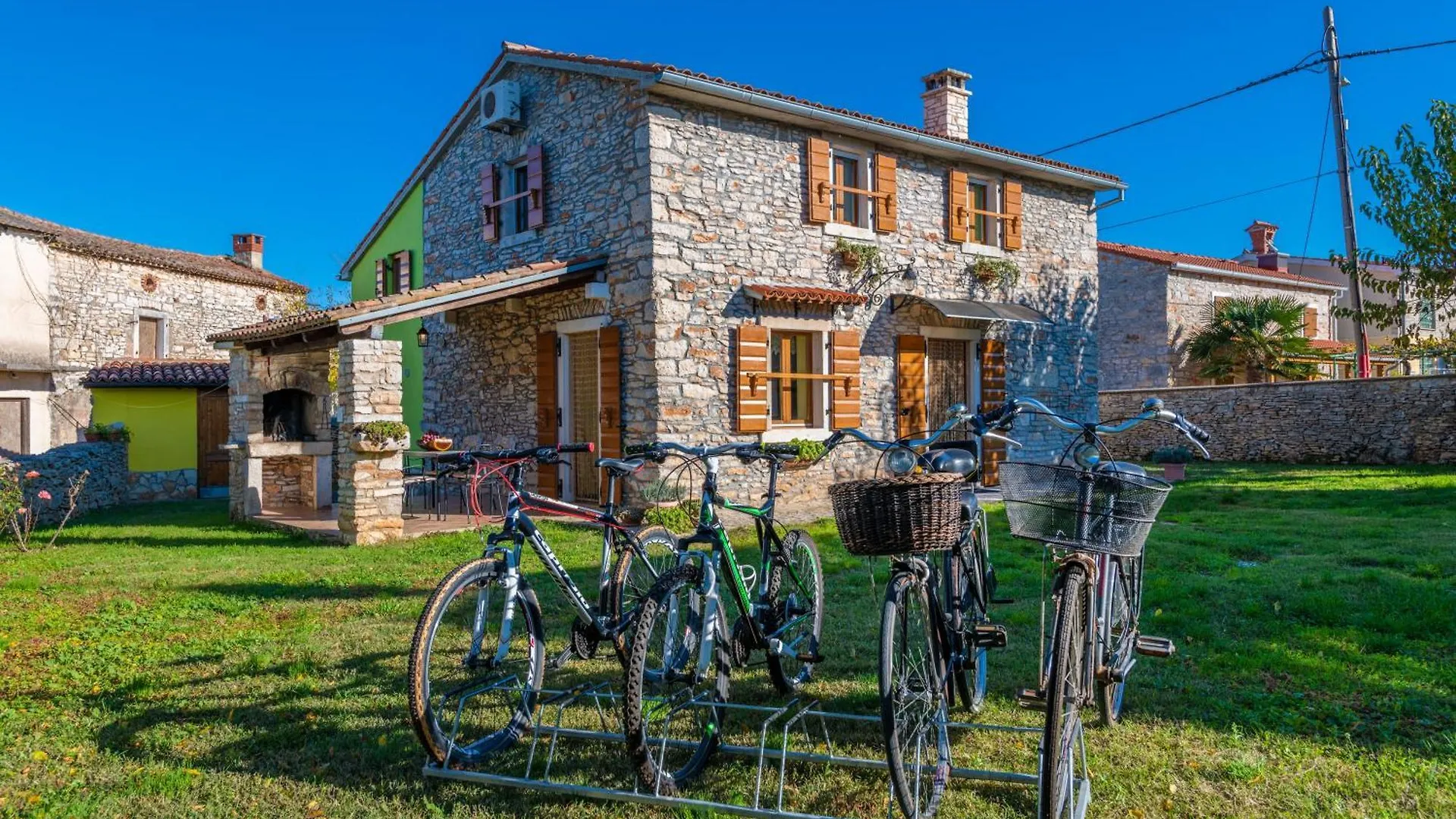 Villa Valverana, With A Bike To The Beach. Bikes Provided! Sisan